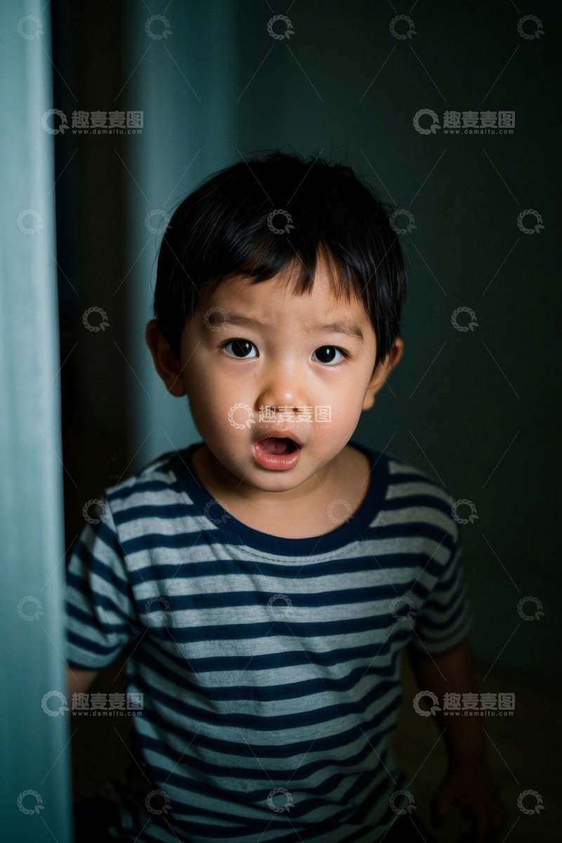 高清大图下载【趣麦麦图】可爱宝宝穿着条纹衫，表情惊讶