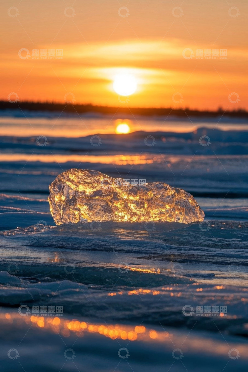 高清大图下载【趣麦麦图】夕阳下冰面的透明冰块景观