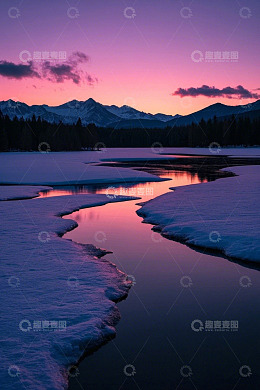 雪山下冰雪覆盖河流的黄昏景象
