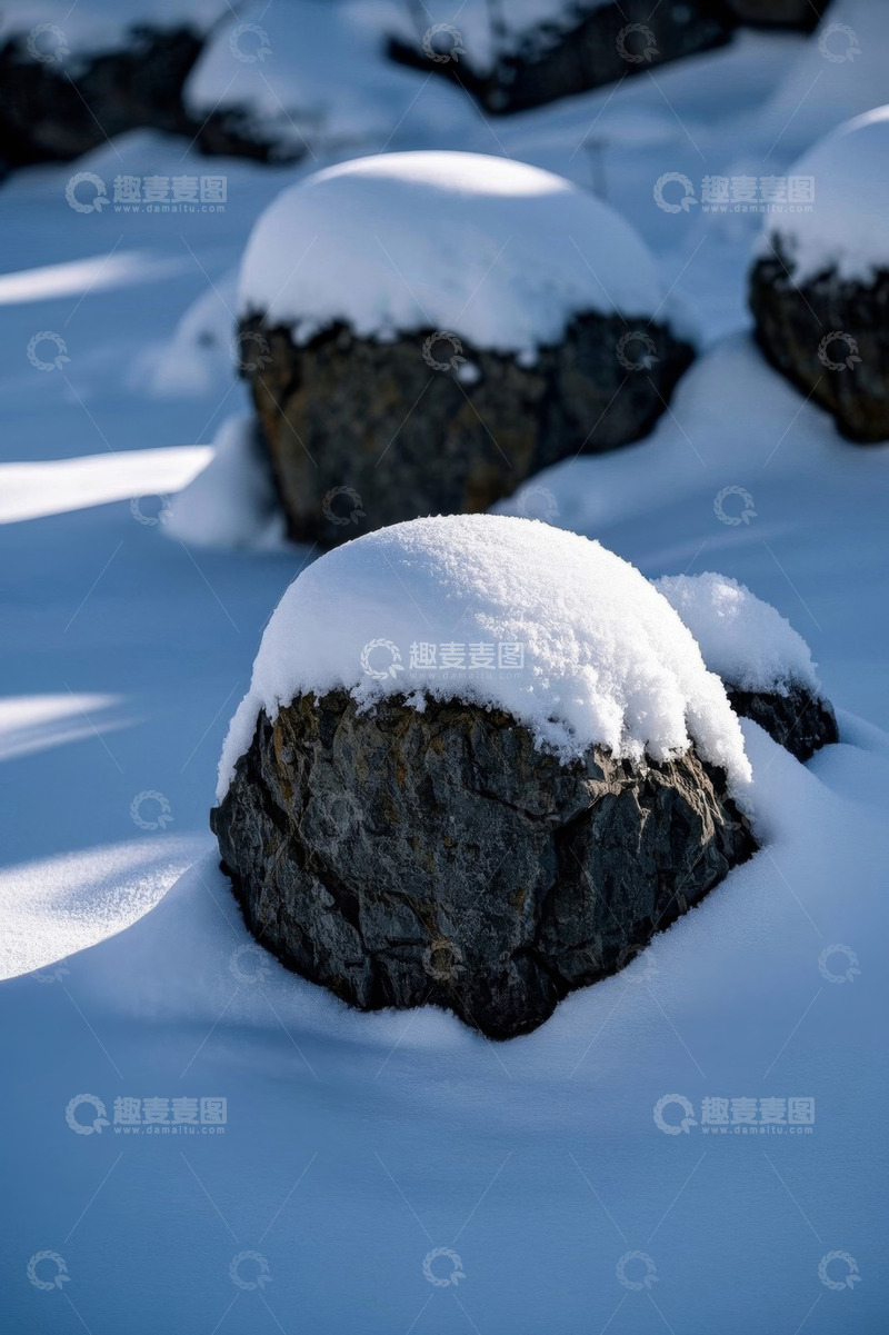 高清大图下载【趣麦麦图】积雪覆盖的岩石自然景观