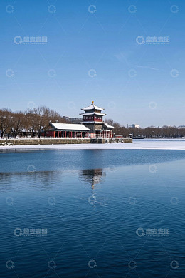 雪后湖畔中式古建筑景观