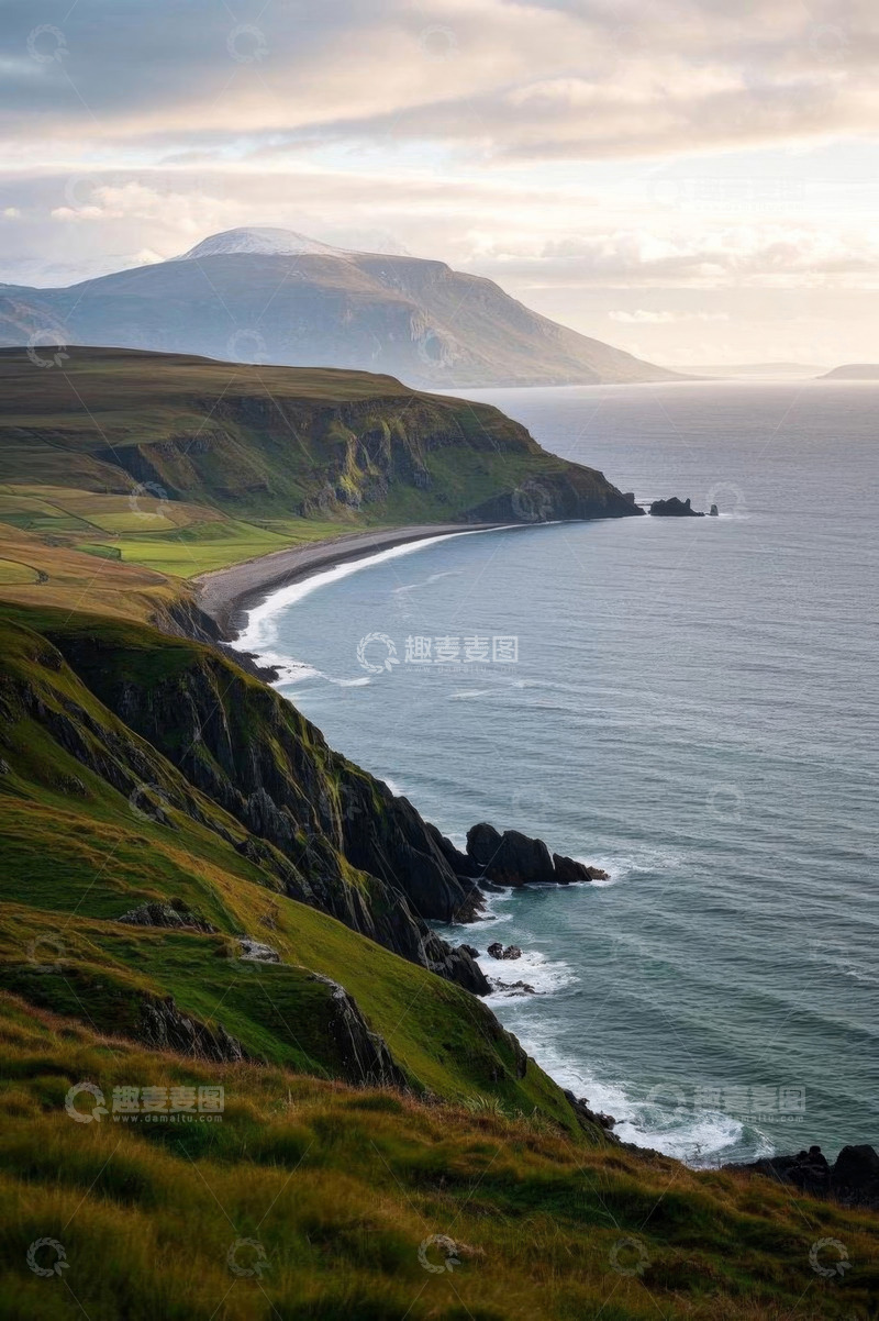 高清大图下载【趣麦麦图】海岸边的山峦与草地风景