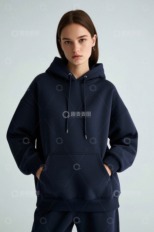 女子穿着深蓝色连帽衫