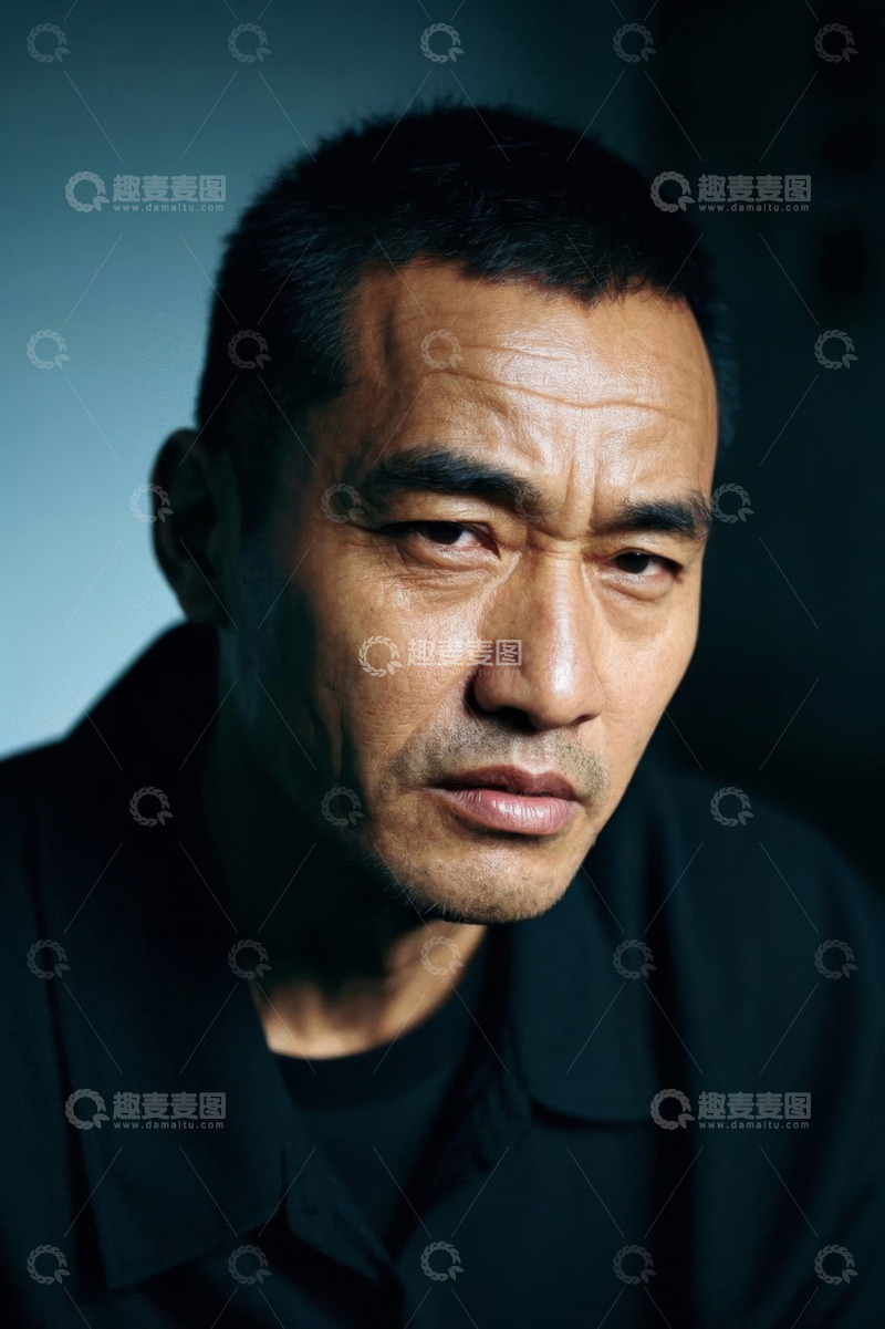 高清大图下载【趣麦麦图】中年男子忧郁凝视特写肖像