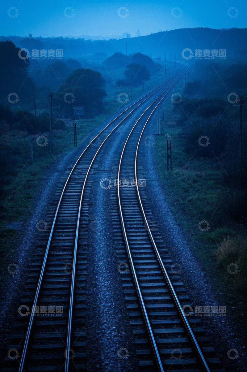 高清大图下载【趣麦麦图】原野中的铁路轨道
