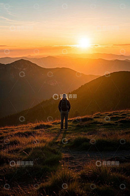 山顶旅人观赏日出景色