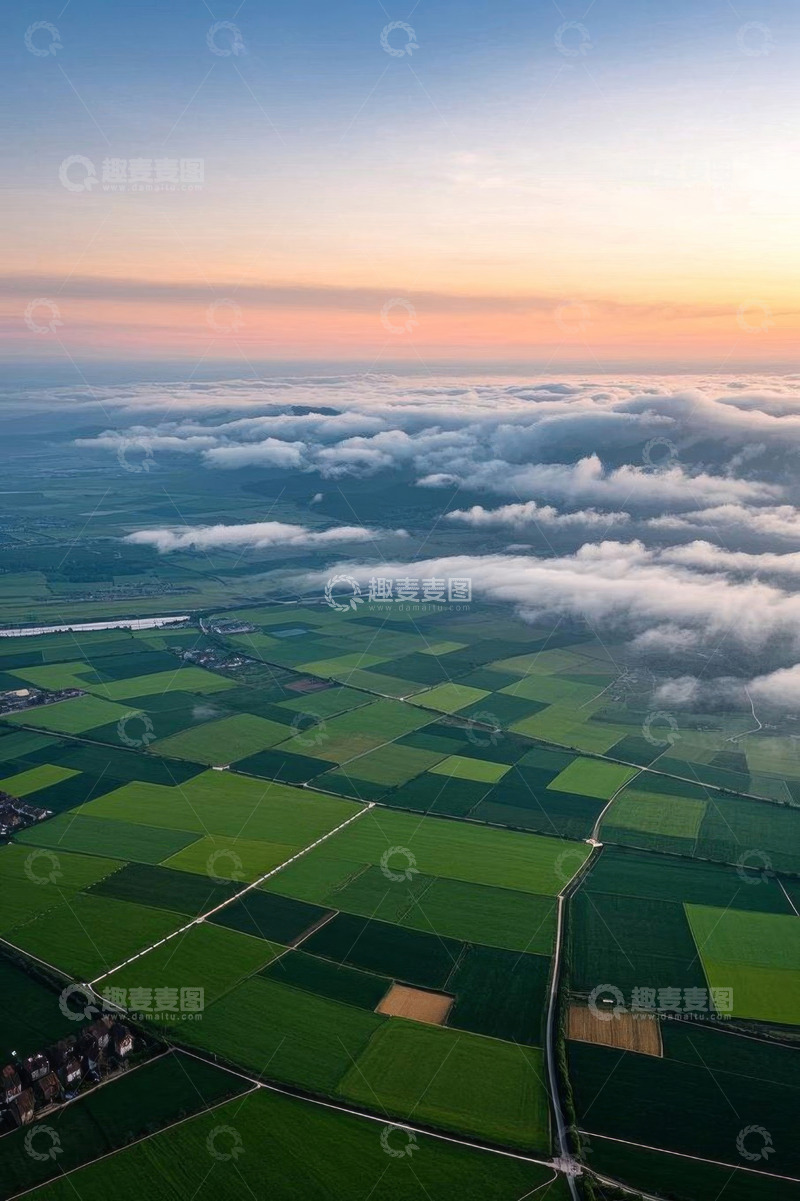 高清大图下载【趣麦麦图】航拍田野上空云海景观