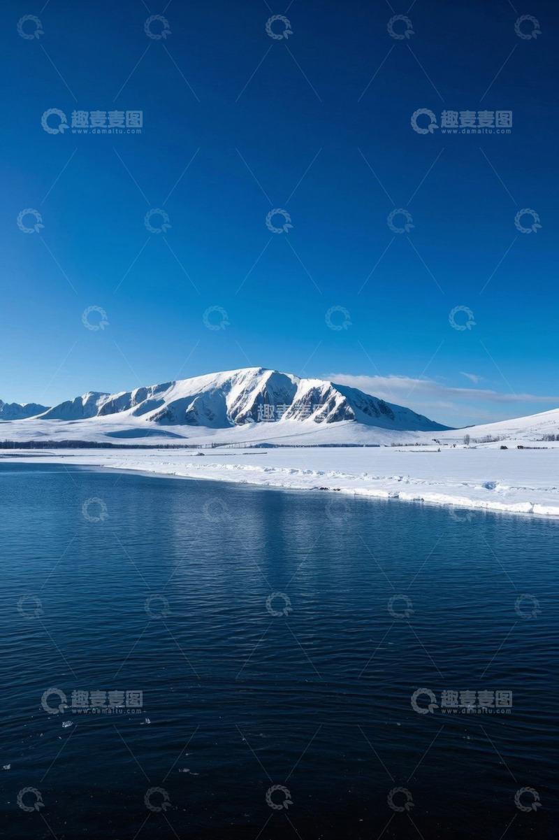 高清大图下载【趣麦麦图】雪山下平静的蓝色湖泊