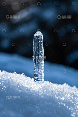 雪地上的透明冰柱特写
