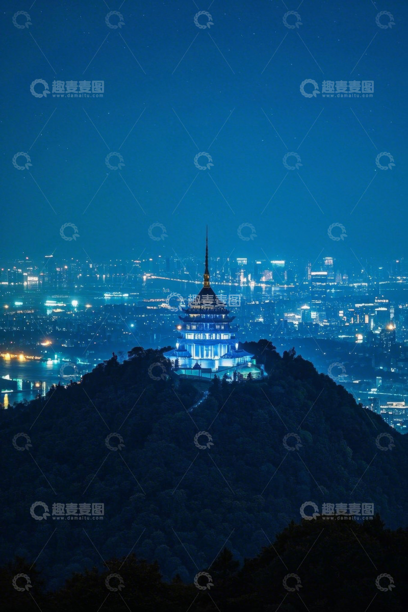 高清大图下载【趣麦麦图】夜晚山顶古建筑与城市夜景