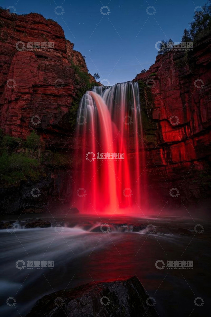 高清大图下载【趣麦麦图】夜晚红色光线下的自然瀑布