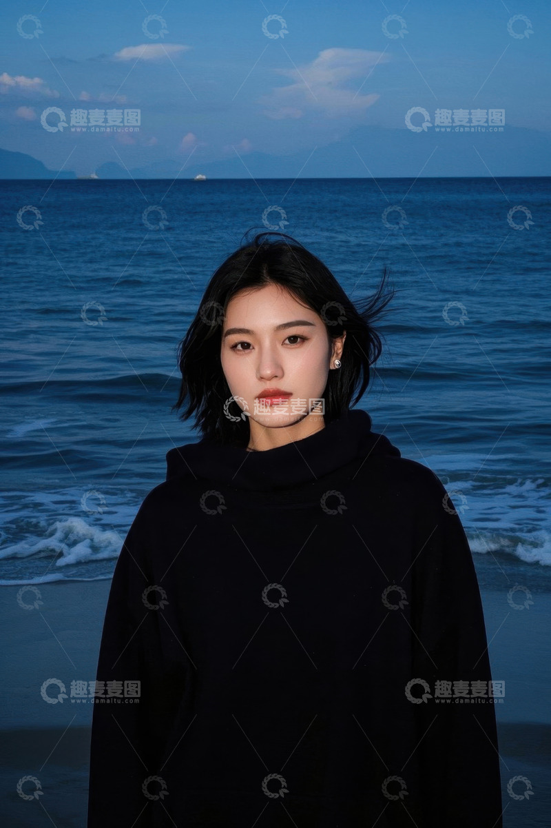高清大图下载【趣麦麦图】女孩海边黑色卫衣写真