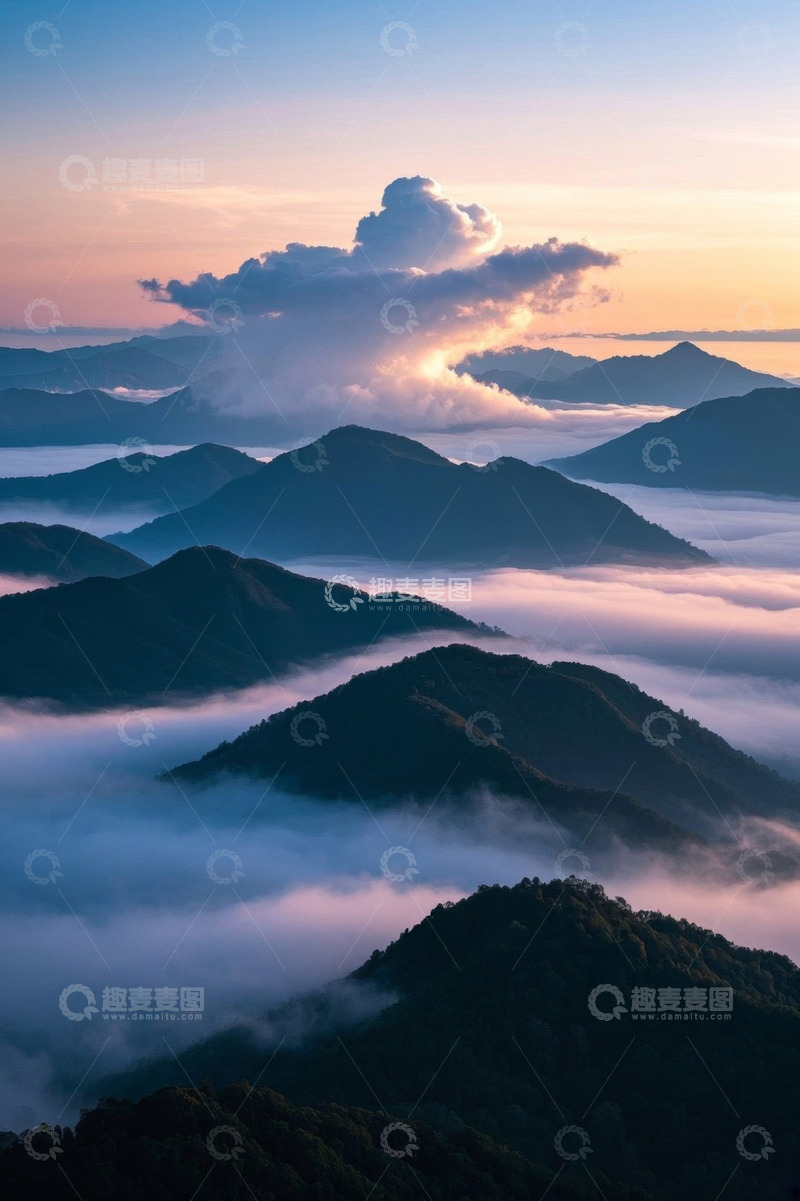 高清大图下载【趣麦麦图】云海环绕的山峦日出景象