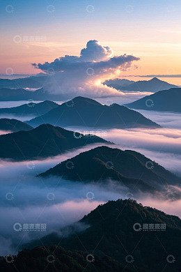 云海环绕的山峦日出景象