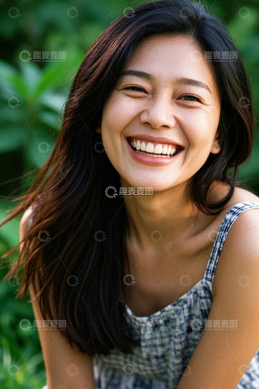 快乐笑容的年轻女子户外写真