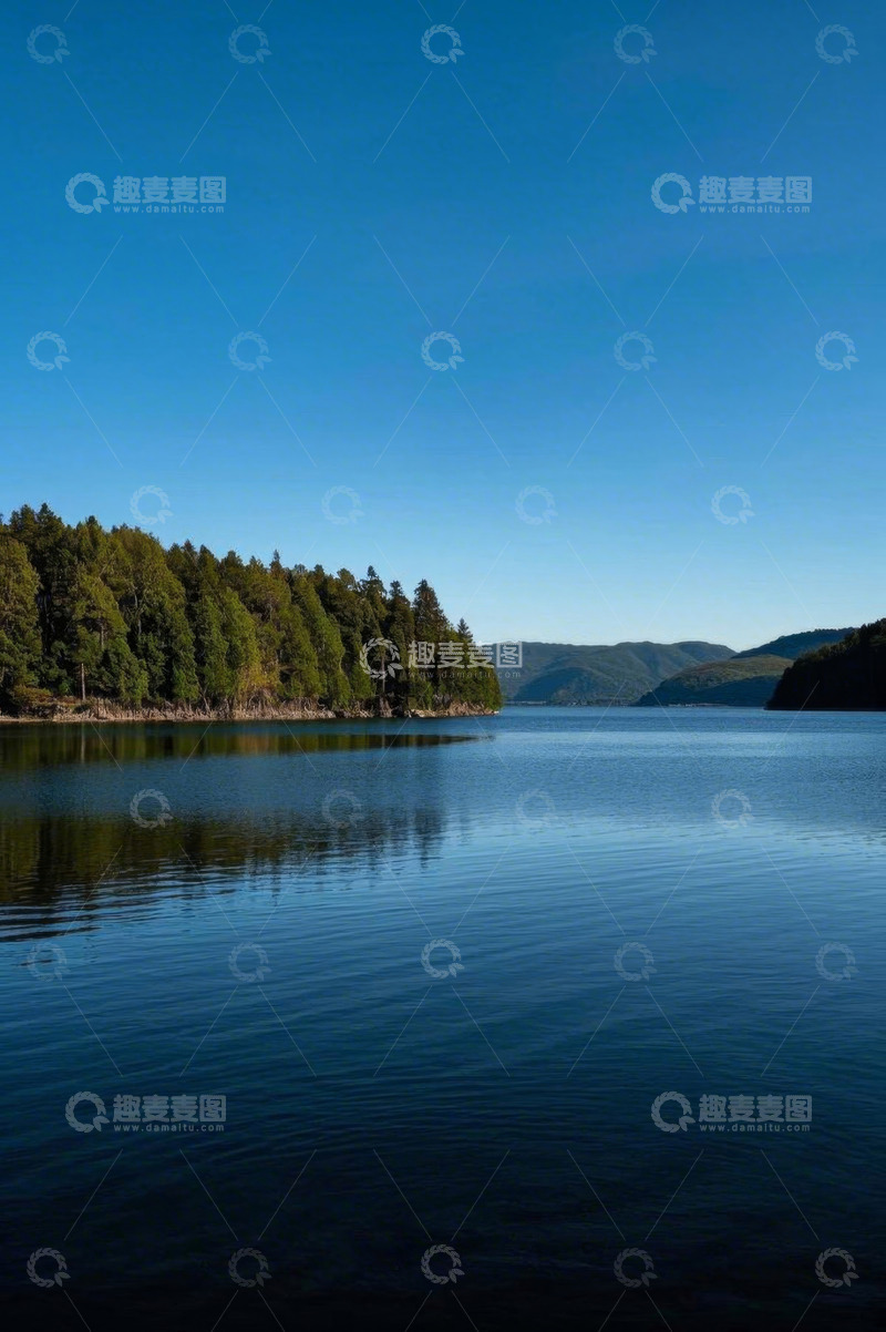 高清大图下载【趣麦麦图】宁静湖面与岸边森林景观