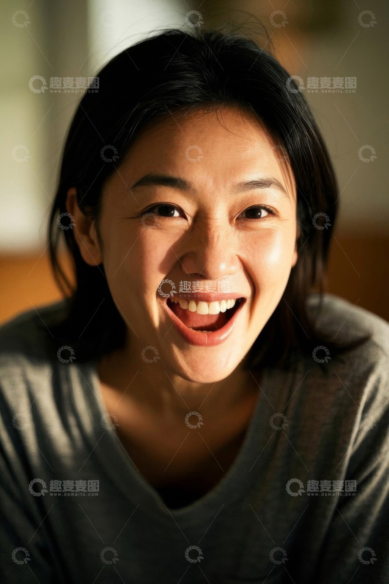 高清大图下载【趣麦麦图】阳光下快乐微笑的年轻女子