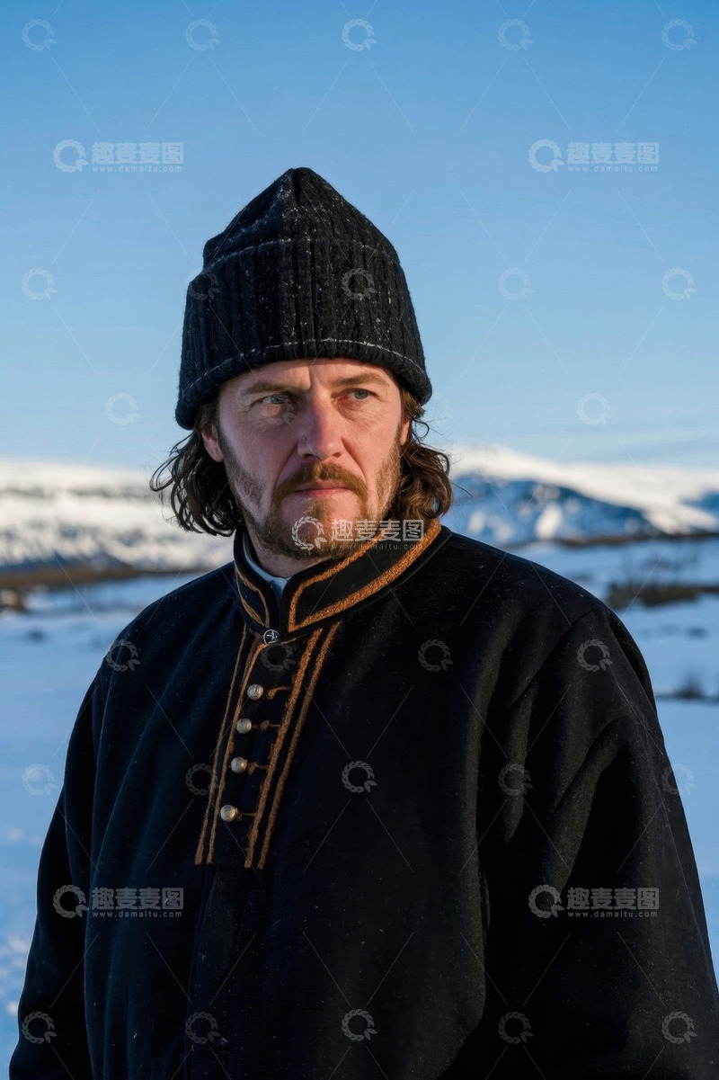 高清大图下载【趣麦麦图】寒冷雪地里穿着传统服装的男子