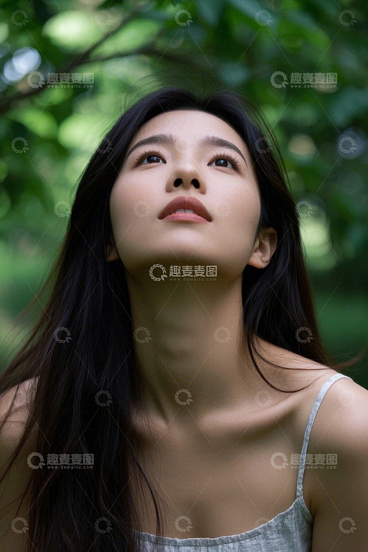 绿荫下仰望的年轻女子