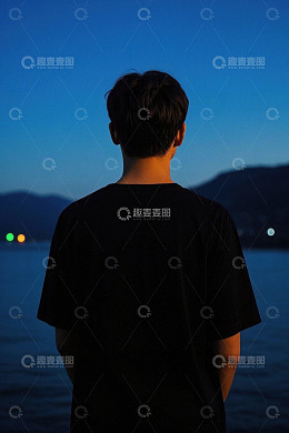 夜幕下独自伫立的背影