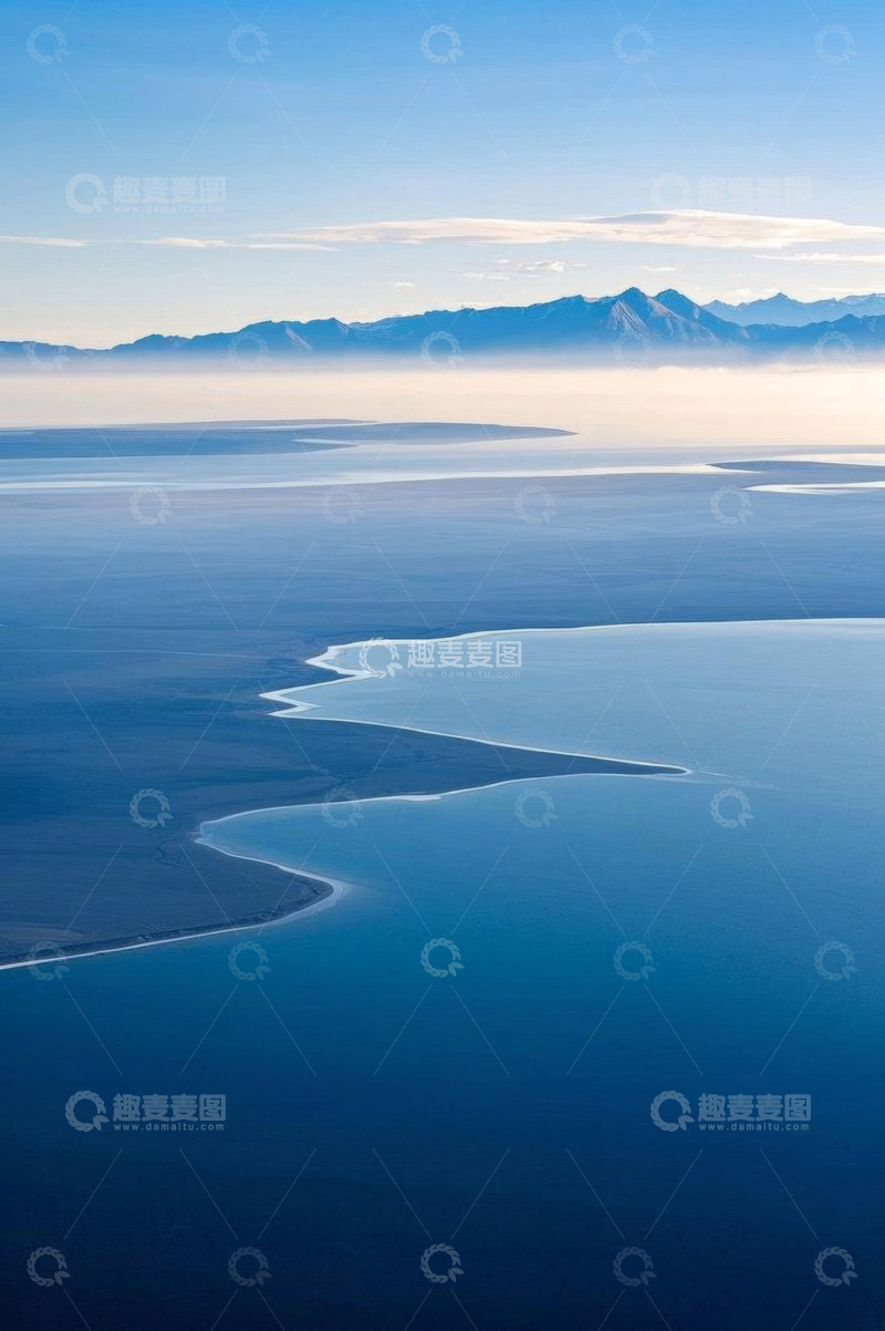 高清大图下载【趣麦麦图】航拍蓝色水域与远处山脉景观