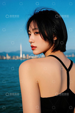 短发女子海边回眸侧颜