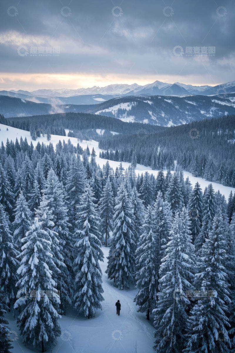 高清大图下载【趣麦麦图】雪中山林一人徒步景象