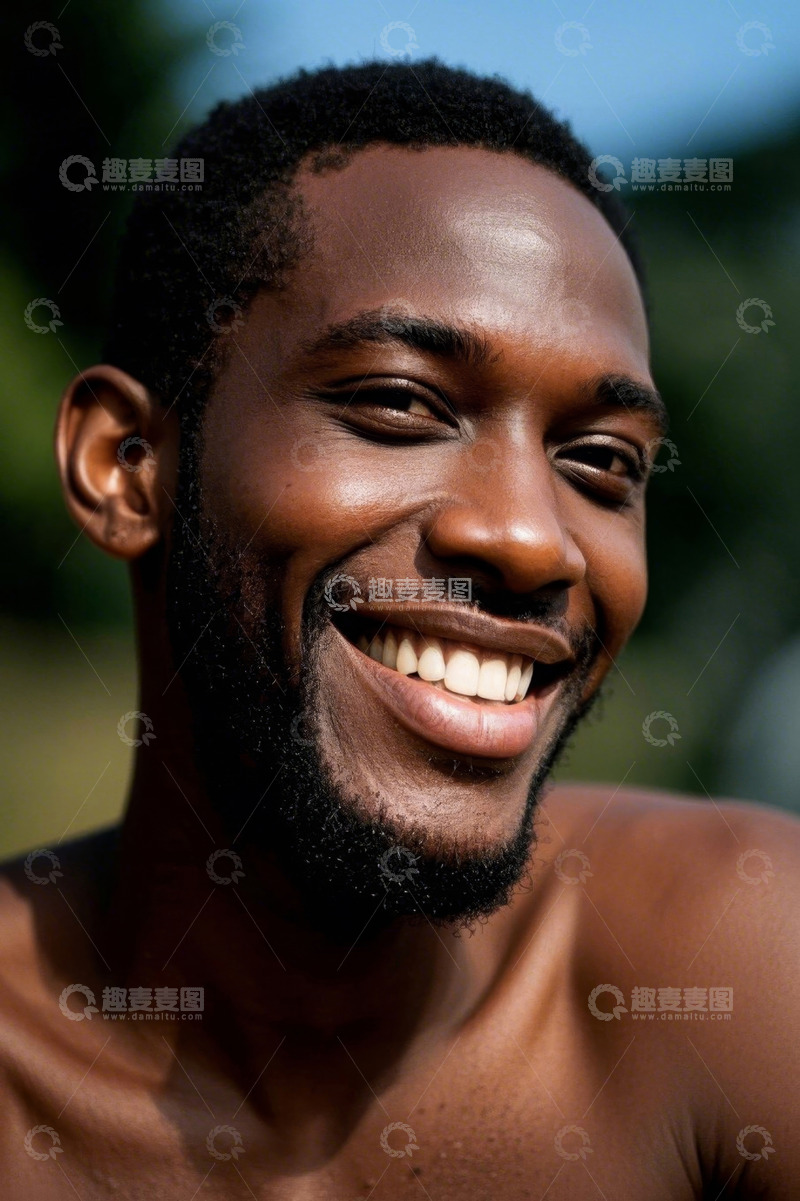 高清大图下载【趣麦麦图】阳光下快乐微笑的年轻黑人男子
