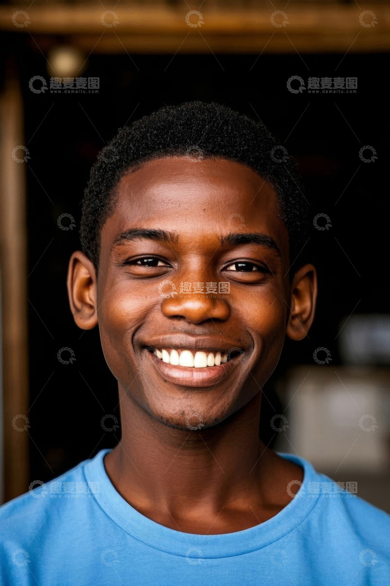 高清大图下载【趣麦麦图】快乐微笑的非洲裔年轻男子
