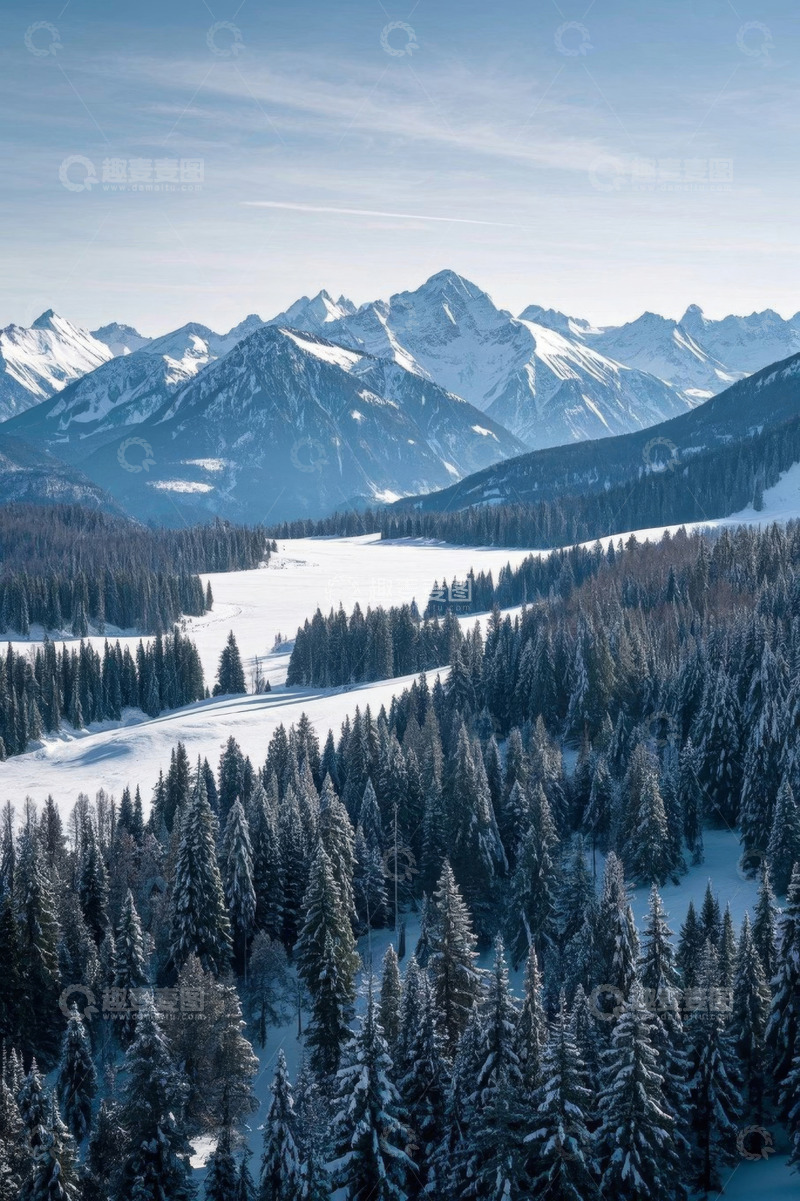 高清大图下载【趣麦麦图】雪覆山林与远处雪山风景