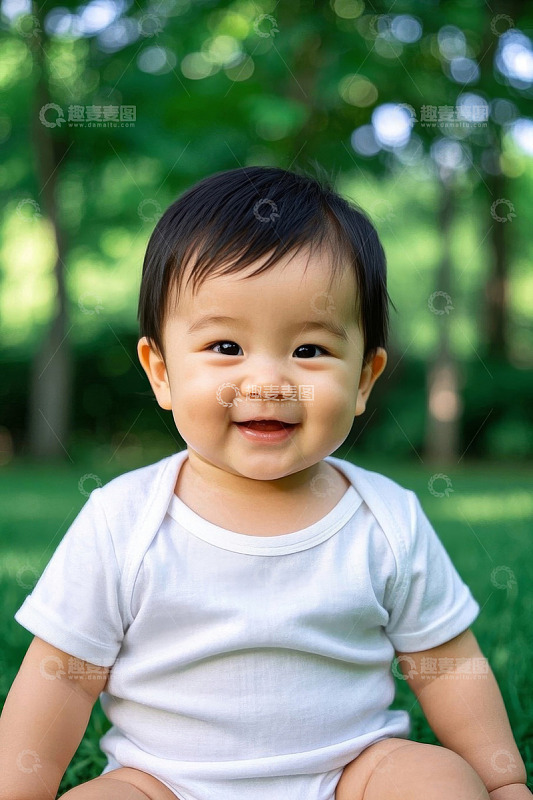 可爱婴儿户外草地开心微笑