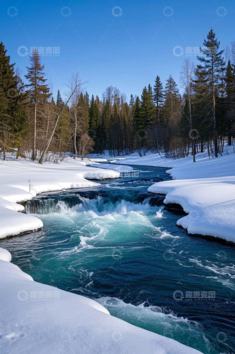 高清大图下载【趣麦麦图】冬日雪覆森林中的湍急溪流