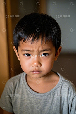 生气的小男孩肖像特写