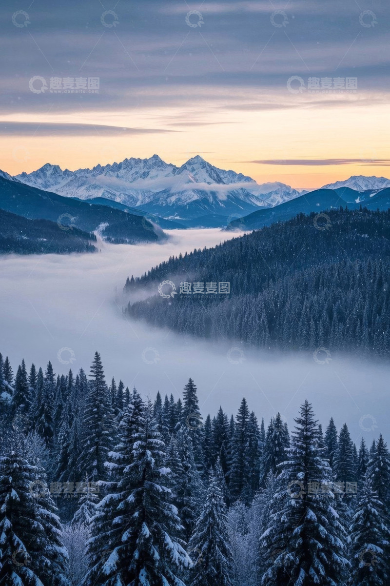 高清大图下载【趣麦麦图】雪覆山林与远山的自然景观