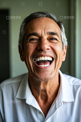 快乐的老年男子肖像特写