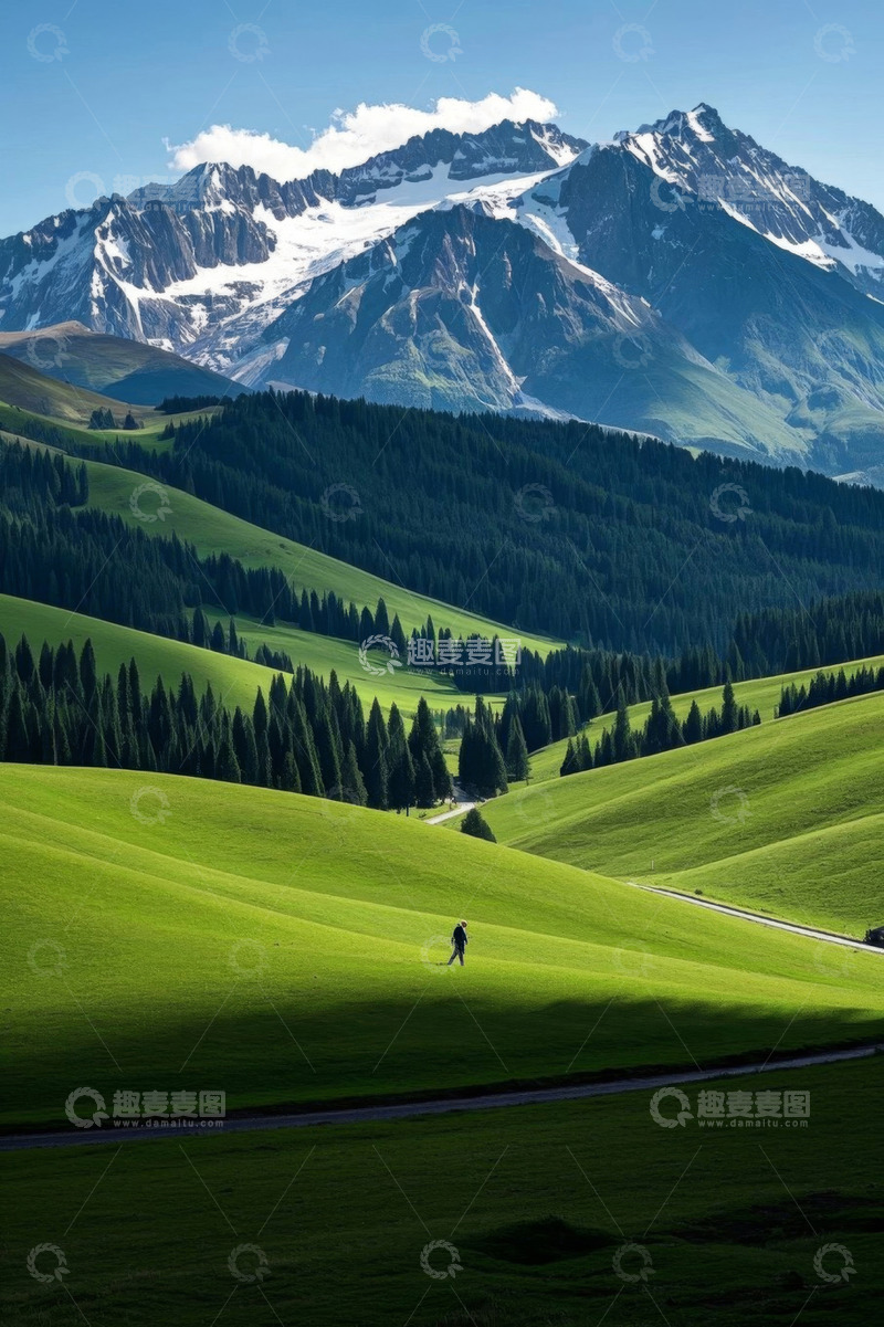 高清大图下载【趣麦麦图】草原上行走的人及远处雪山