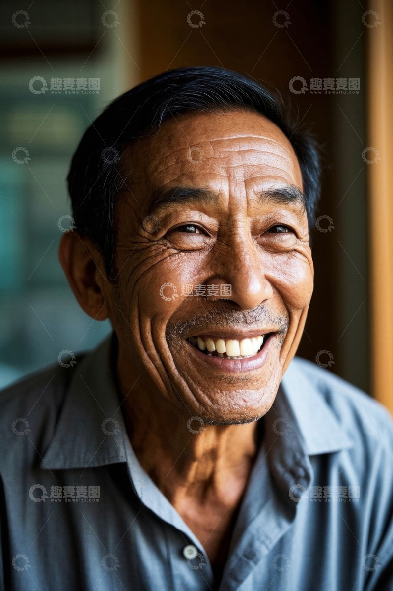 高清大图下载【趣麦麦图】一位慈祥的年迈老人微笑