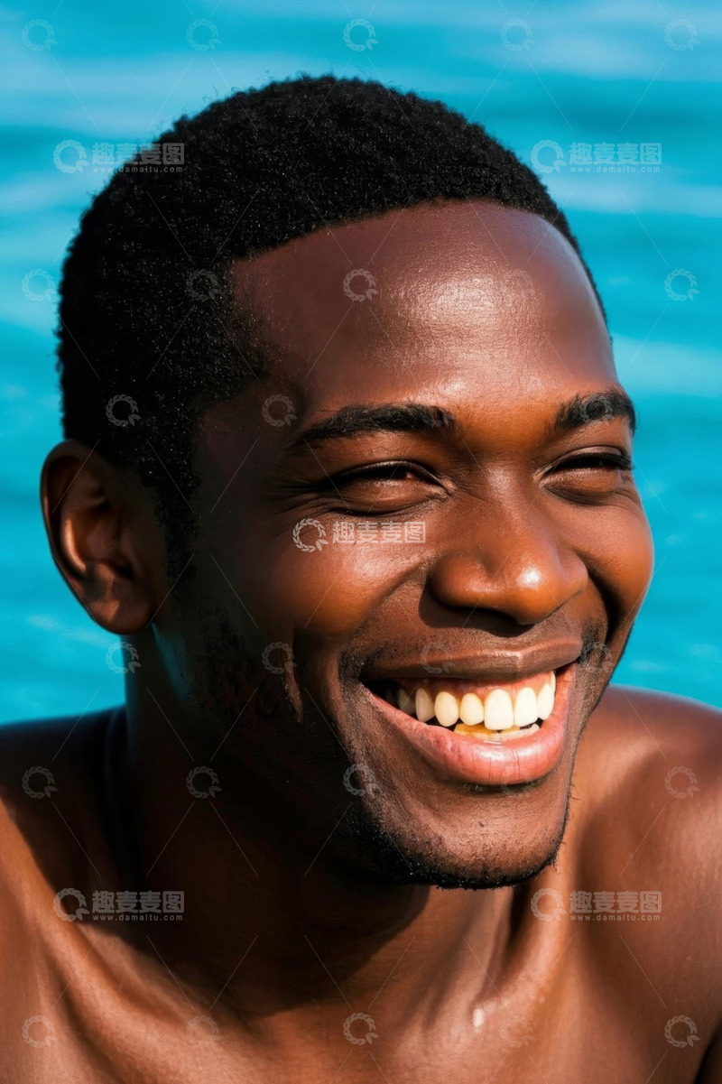 高清大图下载【趣麦麦图】阳光下快乐微笑的年轻黑人男子