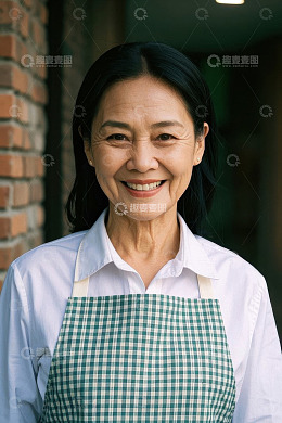 笑容可掬的老年女性厨师