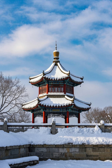 雪中中式古亭风景