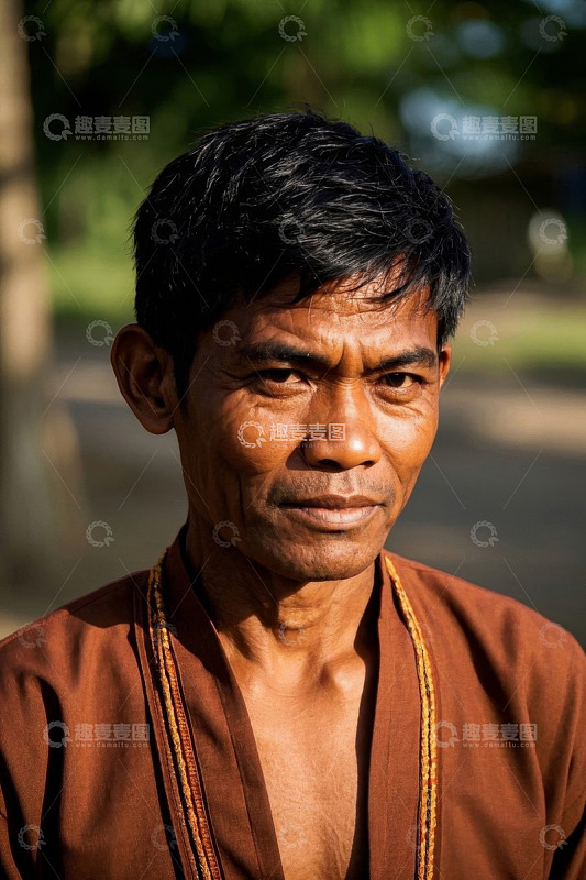 中年男子户外肖像照片