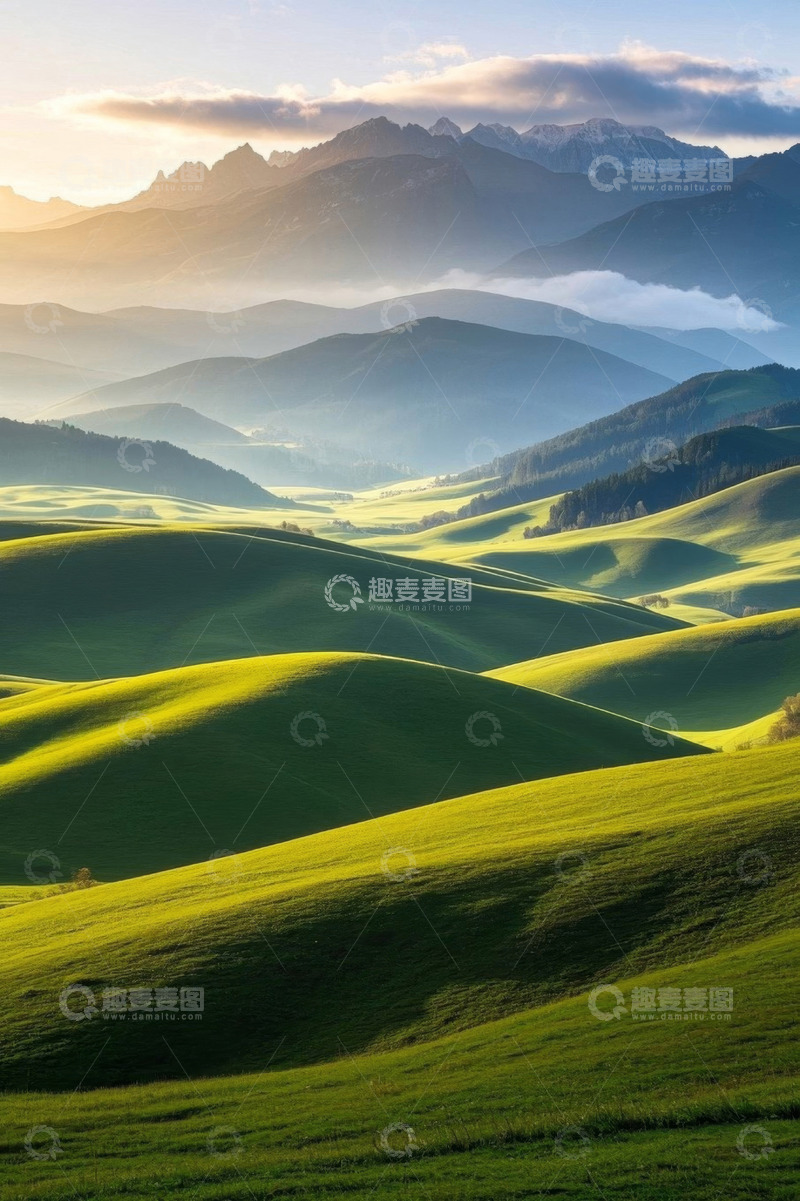 高清大图下载【趣麦麦图】日出时分的绿色山丘与山脉景观