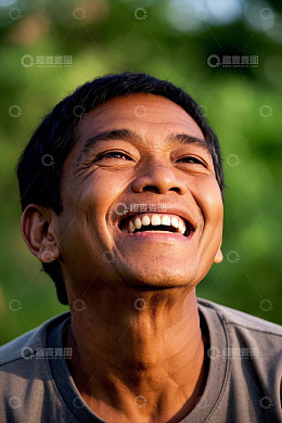 阳光下开怀大笑的亚洲男子