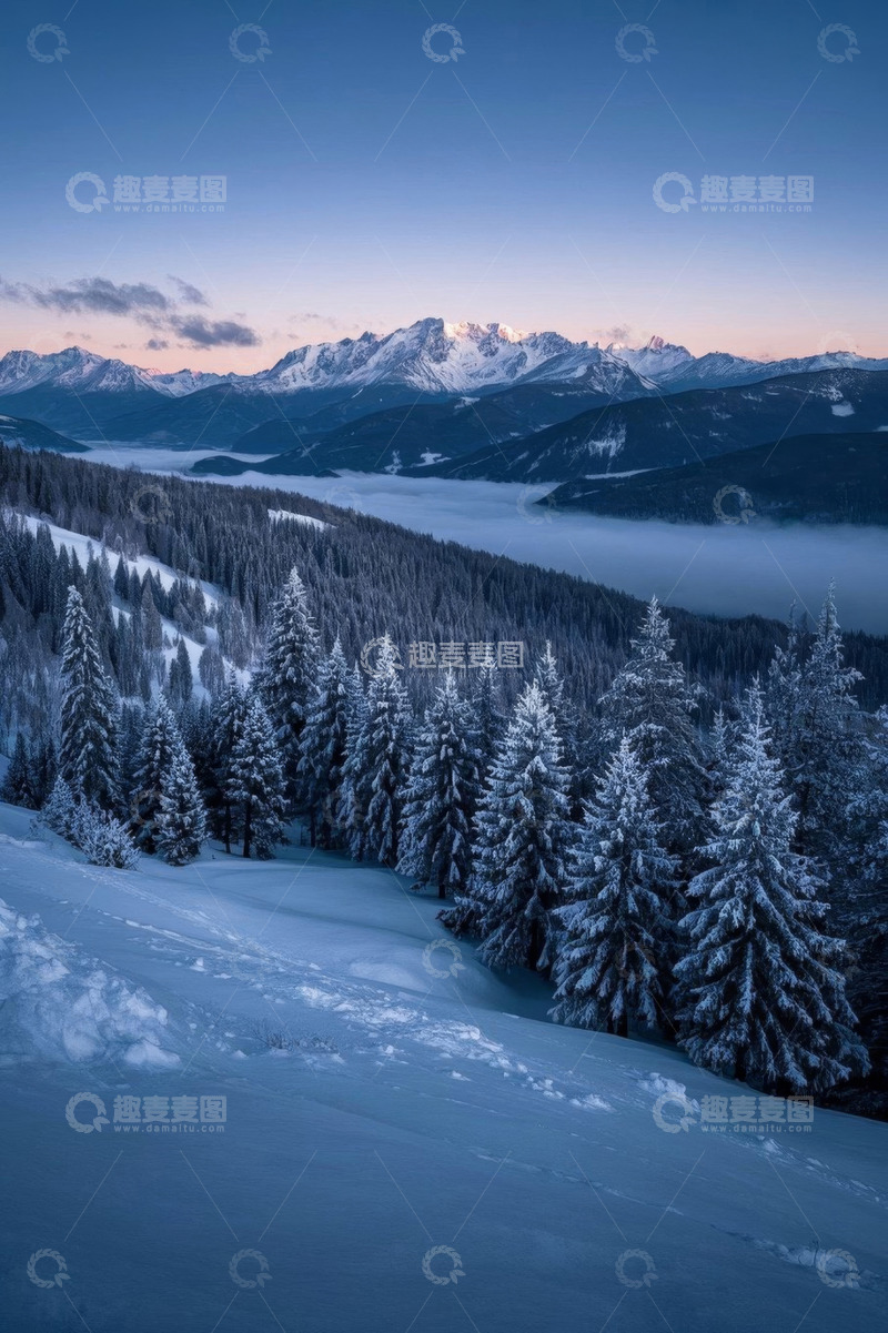 高清大图下载【趣麦麦图】雪覆山林与远山的自然景观
