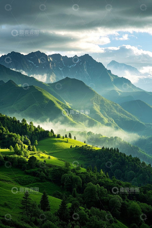 山峦云雾环绕的绿色山林风光