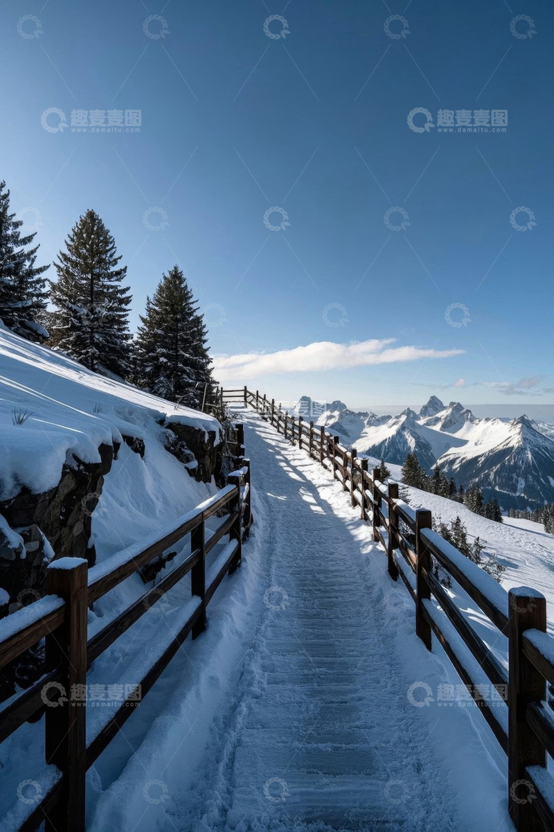 高清大图下载【趣麦麦图】雪山间积雪覆盖的木质步道