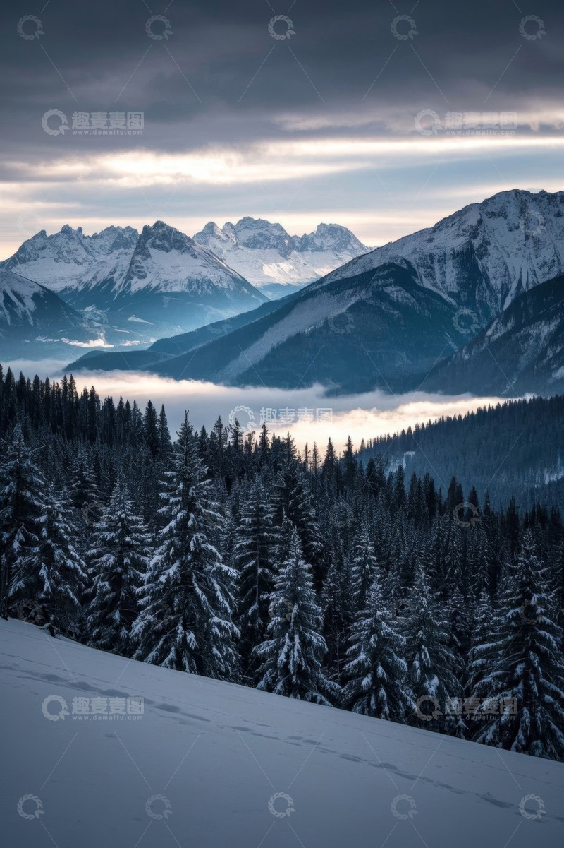 高清大图下载【趣麦麦图】雪覆山林与远山风景