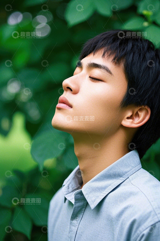 阳光下闭眼沉思的年轻男子