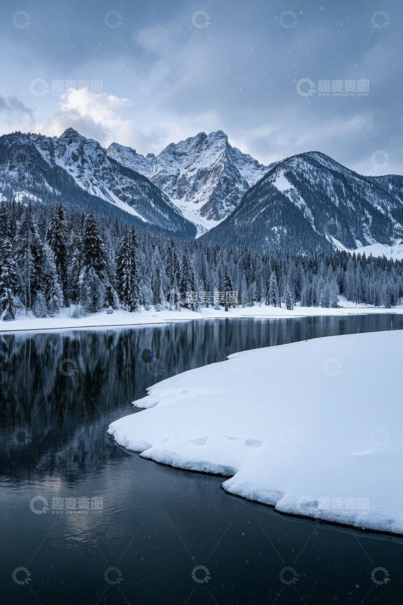 高清大图下载【趣麦麦图】雪山森林旁的静谧河流雪景