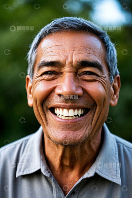 一位快乐的年长男子肖像